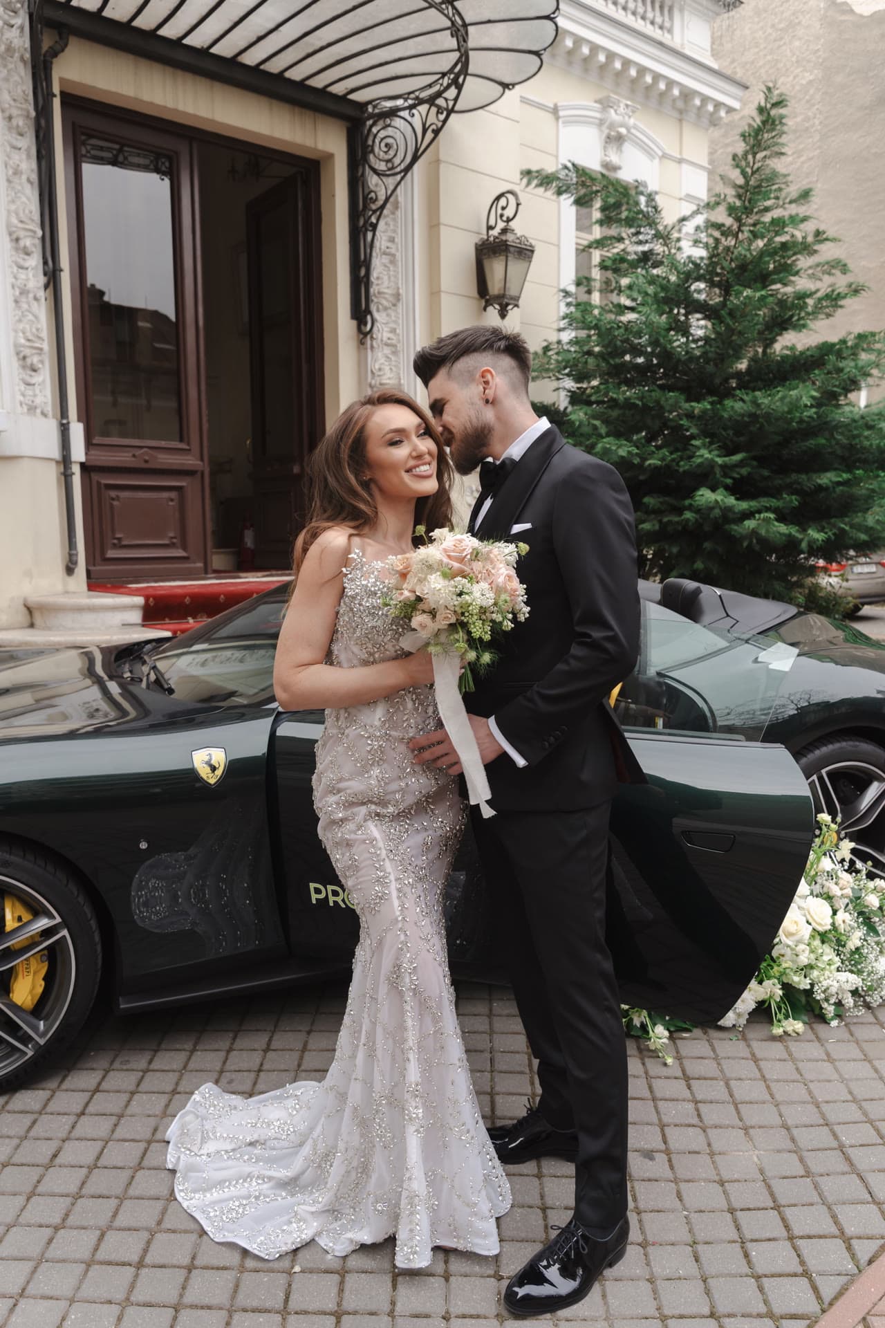 Echipa Society Creators cu broșuri de brand în palace